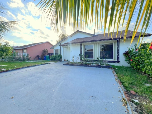 view of front of house featuring a front yard