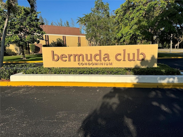 view of community / neighborhood sign