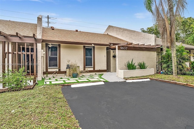 view of front of property featuring a front lawn