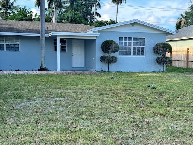 ranch-style home featuring a front lawn