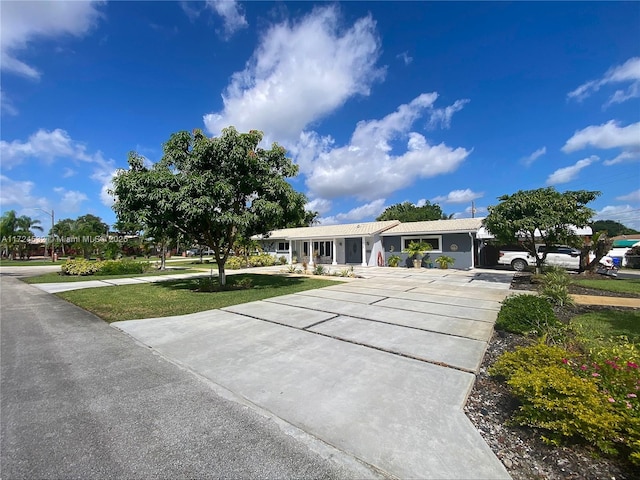 ranch-style house featuring a front yard