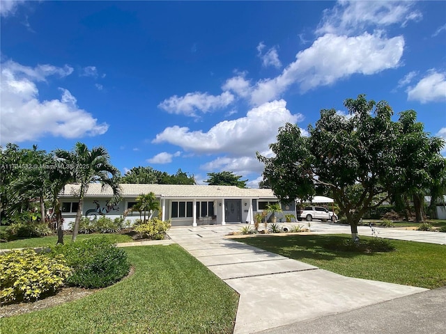 view of front of property featuring a front yard