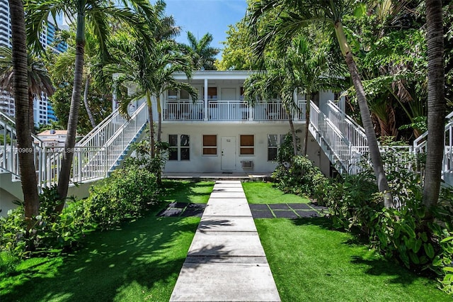 view of front of house featuring a front yard