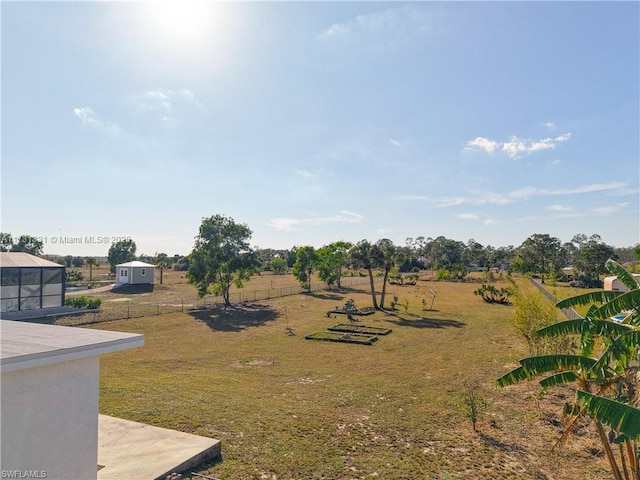 view of yard featuring a rural view