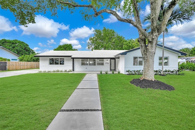 ranch-style home featuring a front lawn