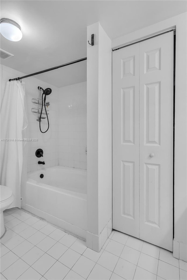 full bath with shower / bath combination with curtain, tile patterned flooring, visible vents, and toilet