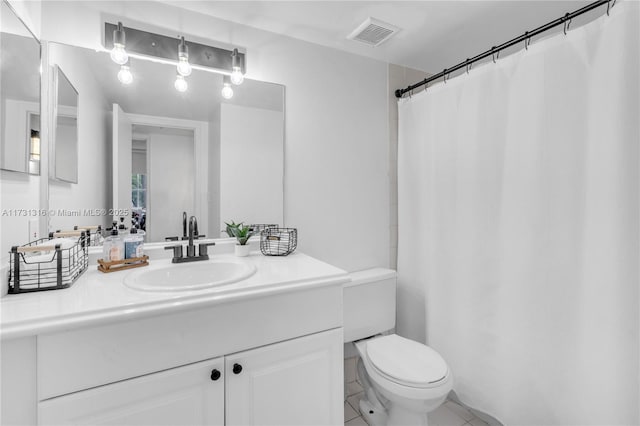 full bathroom with toilet, visible vents, a shower with shower curtain, and vanity