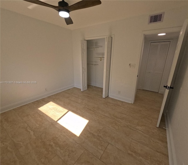 unfurnished bedroom featuring ceiling fan and a closet