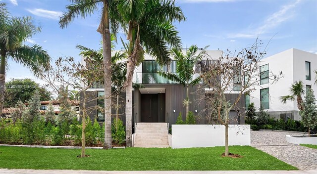 view of front of house featuring a front yard