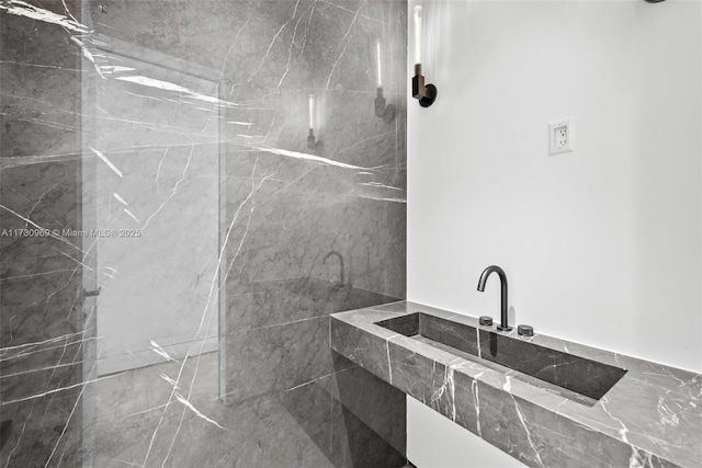 bathroom featuring tiled shower