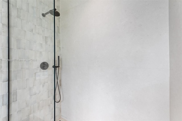 room details featuring tiled shower