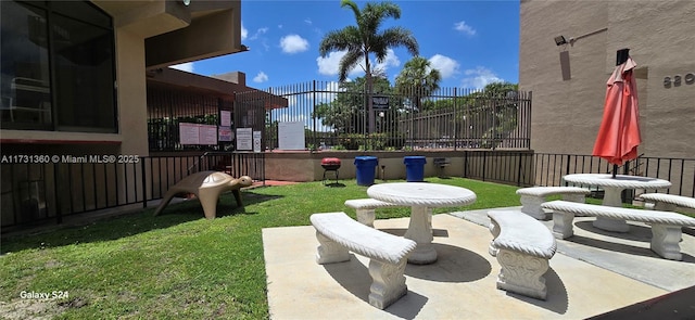 view of yard featuring a patio area