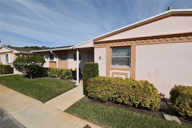 view of front facade with a front lawn