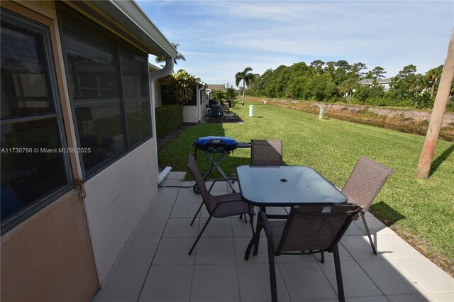 view of yard featuring a patio area