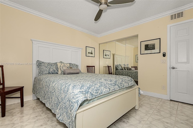 bedroom with crown molding, a textured ceiling, ceiling fan, and a closet