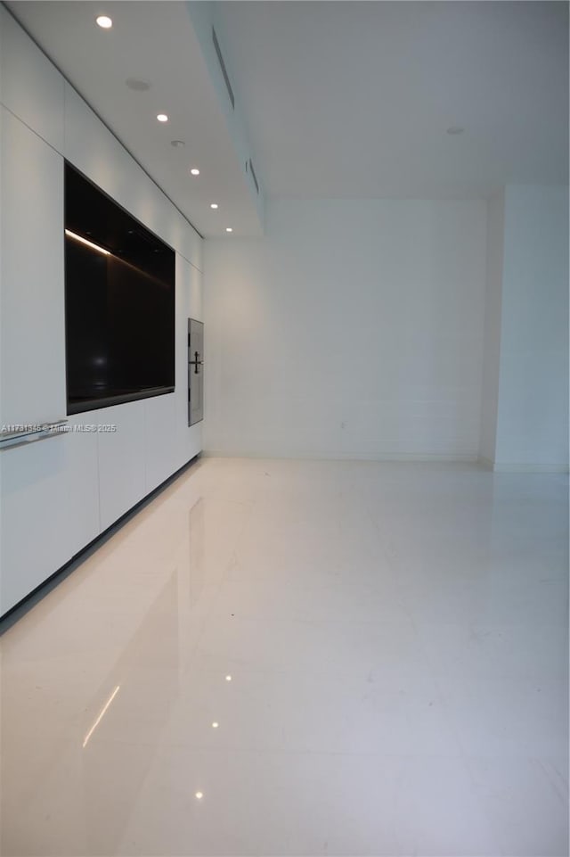 spare room featuring light tile patterned flooring