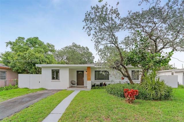 single story home featuring a front yard