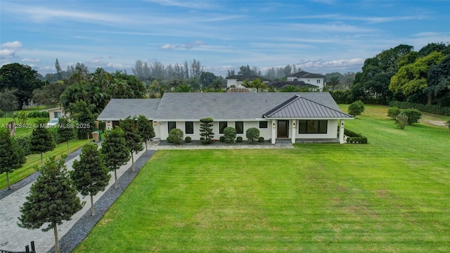 view of front facade featuring a front lawn