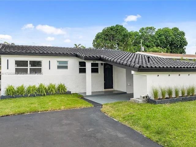 view of front of property with a front lawn