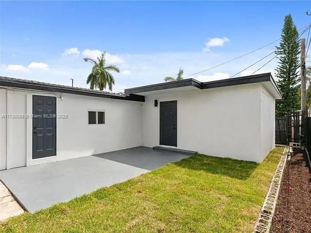 view of front facade featuring a patio and a front yard