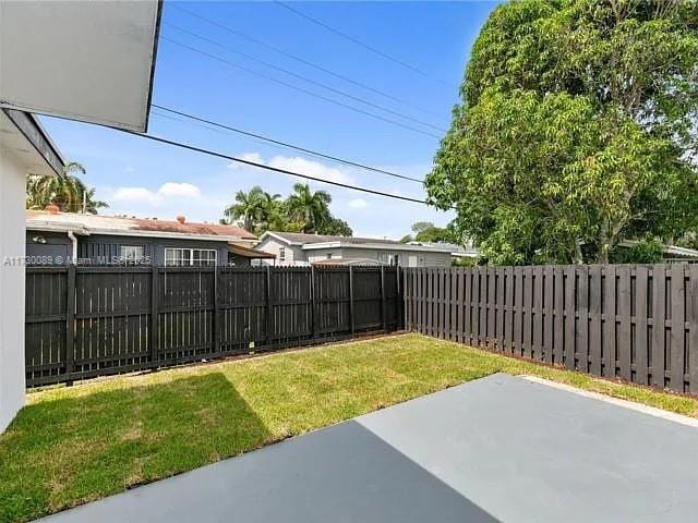 view of yard featuring a patio area