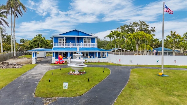 view of front of house with a front lawn