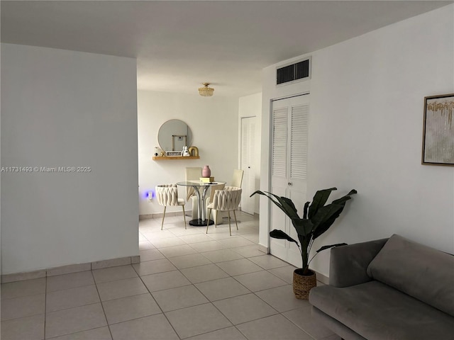10744 N Kendall Dr Unit M11, Miami, FL 33176 - tiled living area featuring visible vents and baseboards