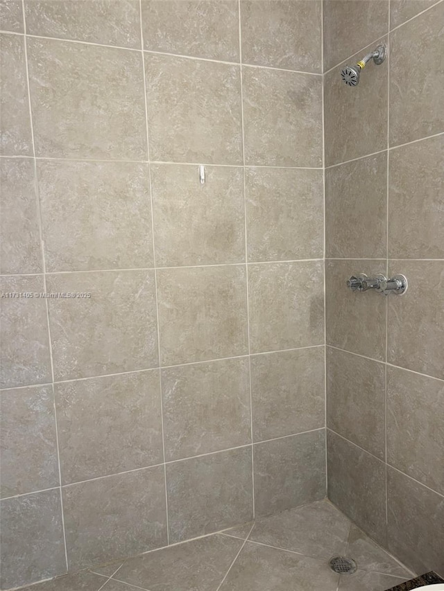 bathroom featuring a tile shower