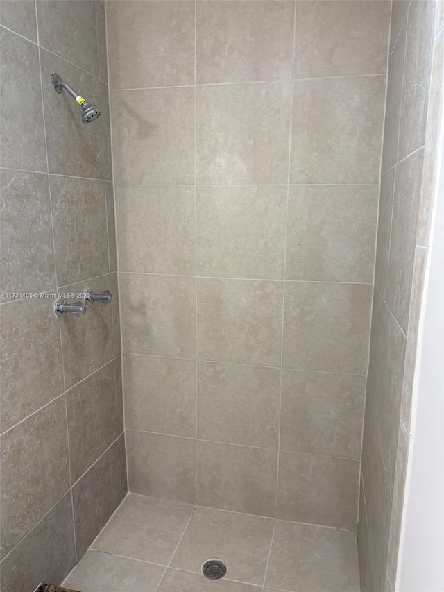 bathroom featuring a tile shower