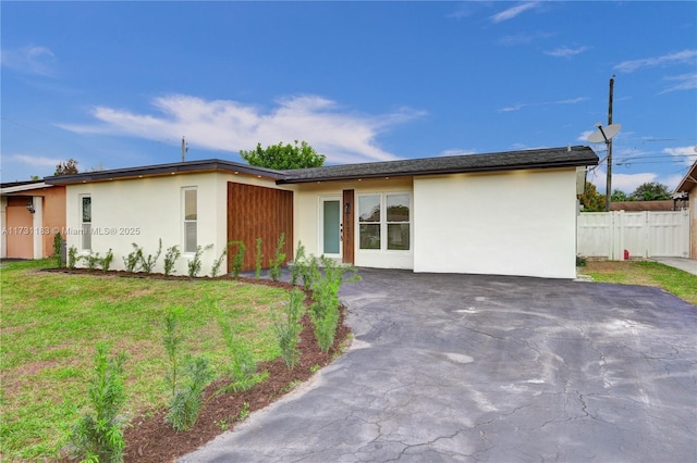 view of front of property with a front yard