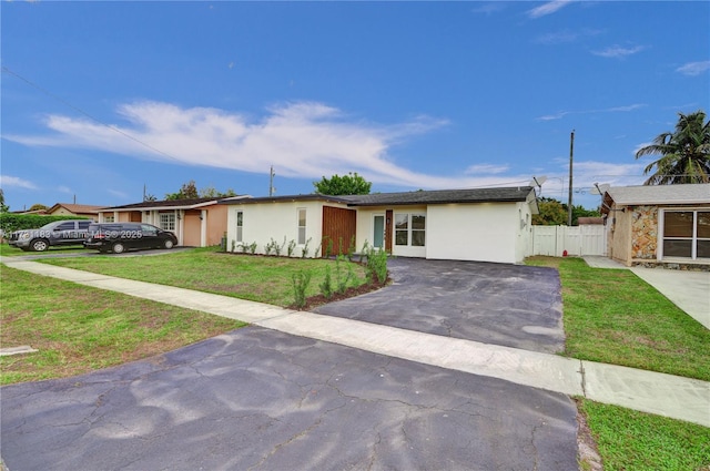 single story home featuring a front lawn