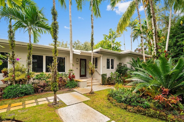 view of front facade with a front yard