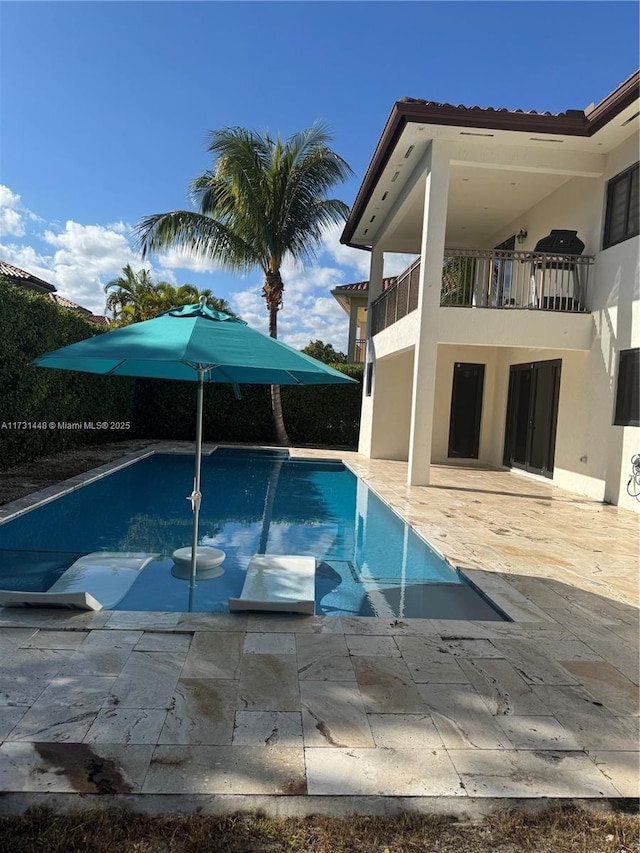 view of swimming pool featuring a patio