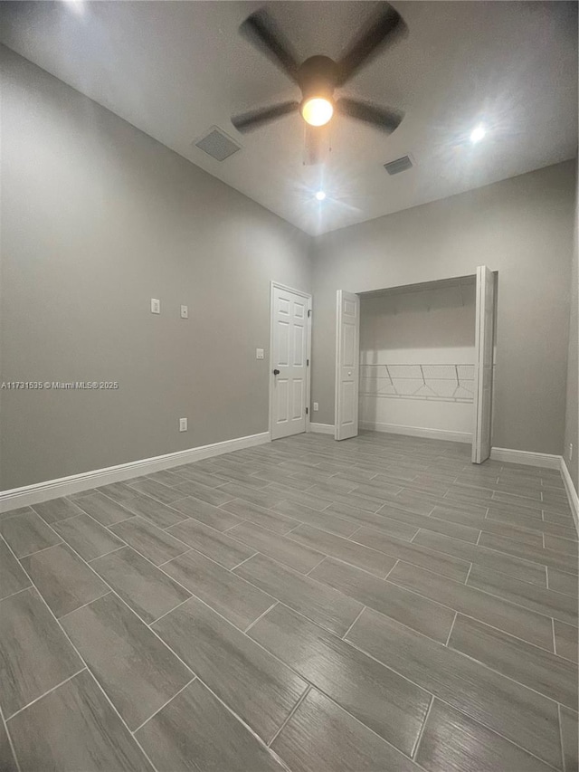 unfurnished bedroom featuring ceiling fan and a closet