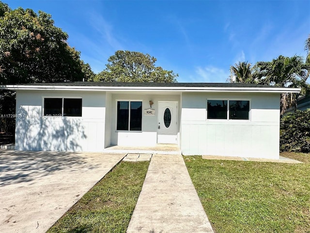 single story home with a front lawn