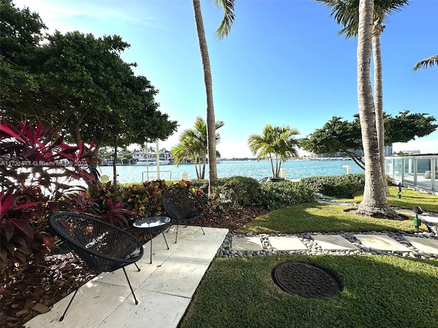 view of yard featuring a water view