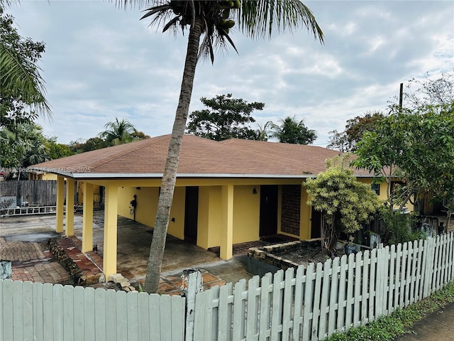 view of front facade with a carport