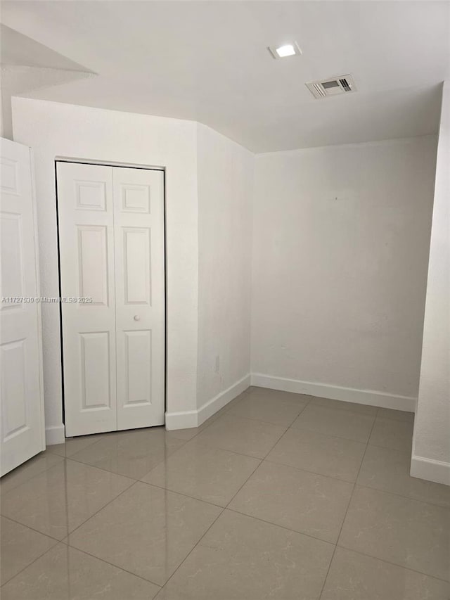 spare room with light tile patterned flooring