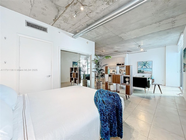 bedroom with a closet