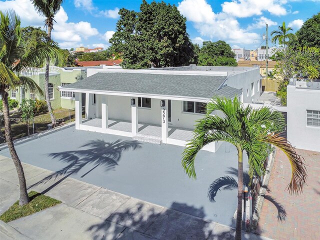 view of front of property featuring a patio area