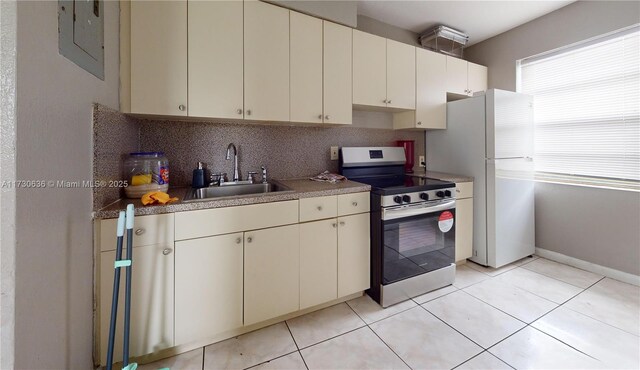 entrance foyer featuring cooling unit and light tile patterned floors