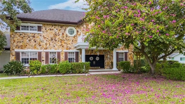 view of front of house featuring a front yard