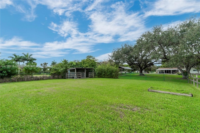 view of yard featuring an outbuilding