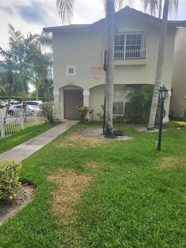 view of front of property featuring a front yard