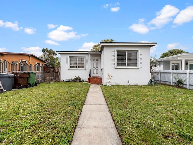 bungalow featuring a front lawn