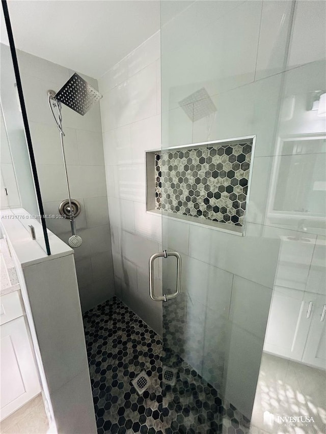 2013 Finland Dr, Spring Hill, FL 34609 - bathroom featuring an enclosed shower