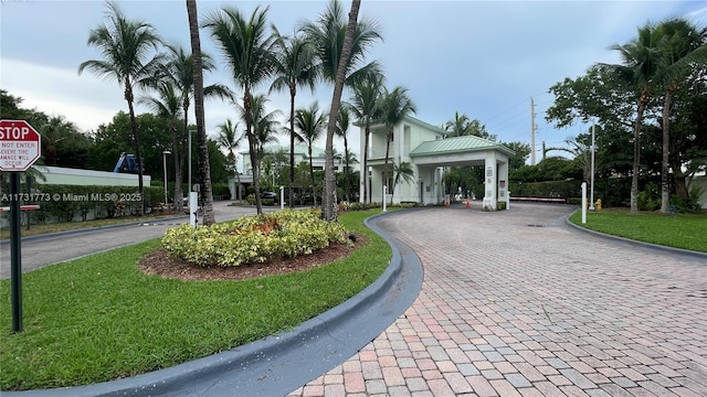 view of property's community featuring a lawn