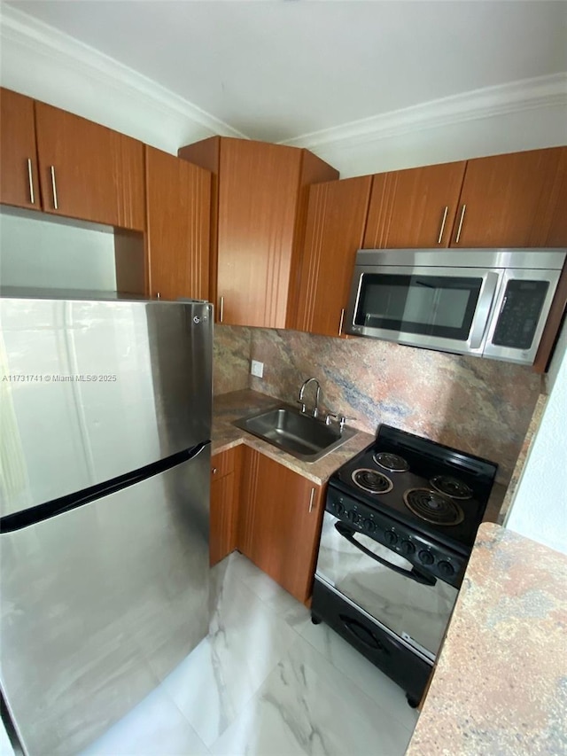 kitchen with stainless steel appliances, ornamental molding, sink, and tasteful backsplash