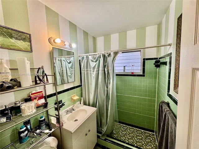 bathroom featuring a shower with curtain and vanity