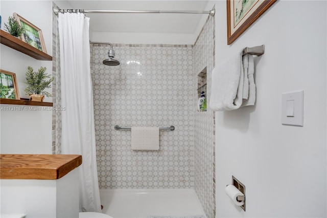 bathroom featuring a shower with shower curtain